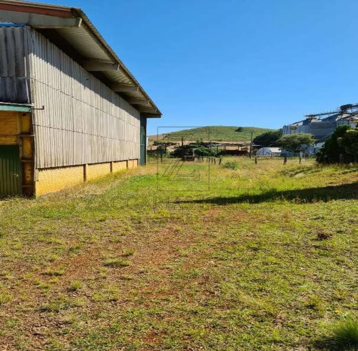 LOTE 001 - Estritamente as Benfeitorias, ou seja, 01 - Um pavilhão medindo 21,00m x 25,30m, num total de 531,30 m². Avaliada em R$ 494.300,00 (quatrocentos e noventa e quatro mil e trezentos reais) e 02 - Uma construção onde funciona o escritório 12,00m x 6,60m, num total de 79,20m². Avaliada em R$ 52.728,00 (cinquenta e dois mil, setecentos e vinte e oito reais), edificadas sobre  Parte ideal com área ideal de 3.390,00m², conforme contrato de compra e venda anexado ao Laudo de Avaliação, dentro do todo maior do “LOTE 01, da Quadra B, do Loteamento Industrial, destinado à edificação e instalação vínculada à atividade agroindustrial ou industrial, em André da Rocha - RS, com a área de 15.010,50m², medindo 122,80m de frente, ao OES-SUDOESTE, à Rua Marcolino Pereira Vieira, lado par, por 185,74m de extensão da frente ao fundo por um lado, ao LÉS-SUDESTE, com a Rua C, para onde também faz frente e com quem forma esquina, e 114,47m também da frente ao fundo, pelo outro lado, ao OÉS-NOROESTE, com a Rua A, para onde também faz frente, entestando no fundo ao NOR-NORDESTE, onde mede. 100,00m com a Rua B. MATRÍCULA nº 18.214, do R. I. da Comarca de Nova Prata/RS.