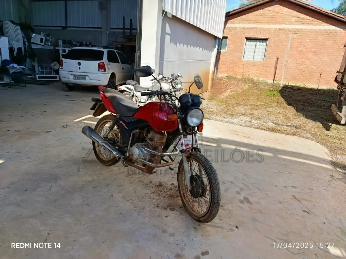 LOTE 010 - Uma HONDA/CG 125 FAN KS, ano/modelo: 2012/2012,  Placa: ITP5D60,RENAVAM 489847285,  cor: Vermelha. (Necessita reforma motor).