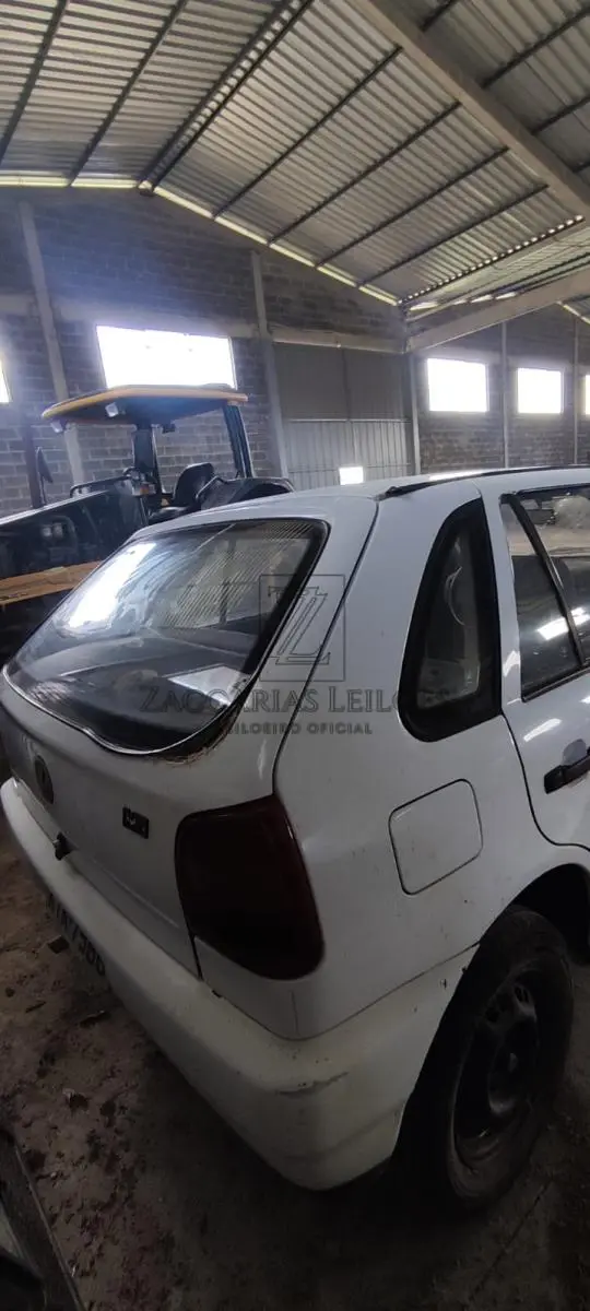 LOTE 020 - Um automóvel da marca VW-VOLKSWAGEN/GOL MI, placas KIK7568, ano/modelo 1998/1999, na  cor branca, RENAVAM 706212169.