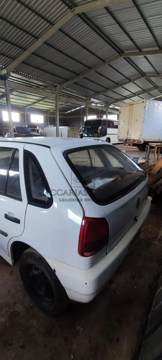 LOTE 020 - Um automóvel da marca VW-VOLKSWAGEN/GOL MI, placas KIK7568, ano/modelo 1998/1999, na  cor branca, RENAVAM 706212169.