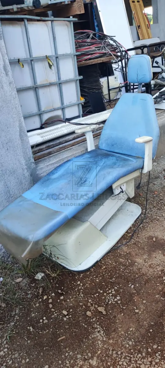 LOTE 016 - Cadeira Odontológica usada e desmontada e Maca de Metal.