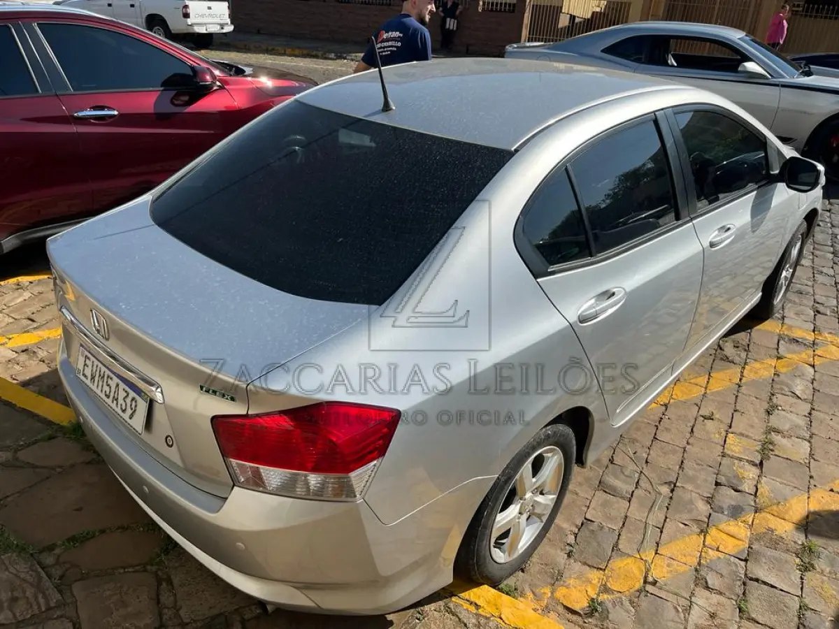LOTE 007 - Um automóvel da marca HONDA/CITY LX FLEX, PLACAS EWM5A39, na cor prata, ano/modelo  2011/2012, RENAVAM 372409954.