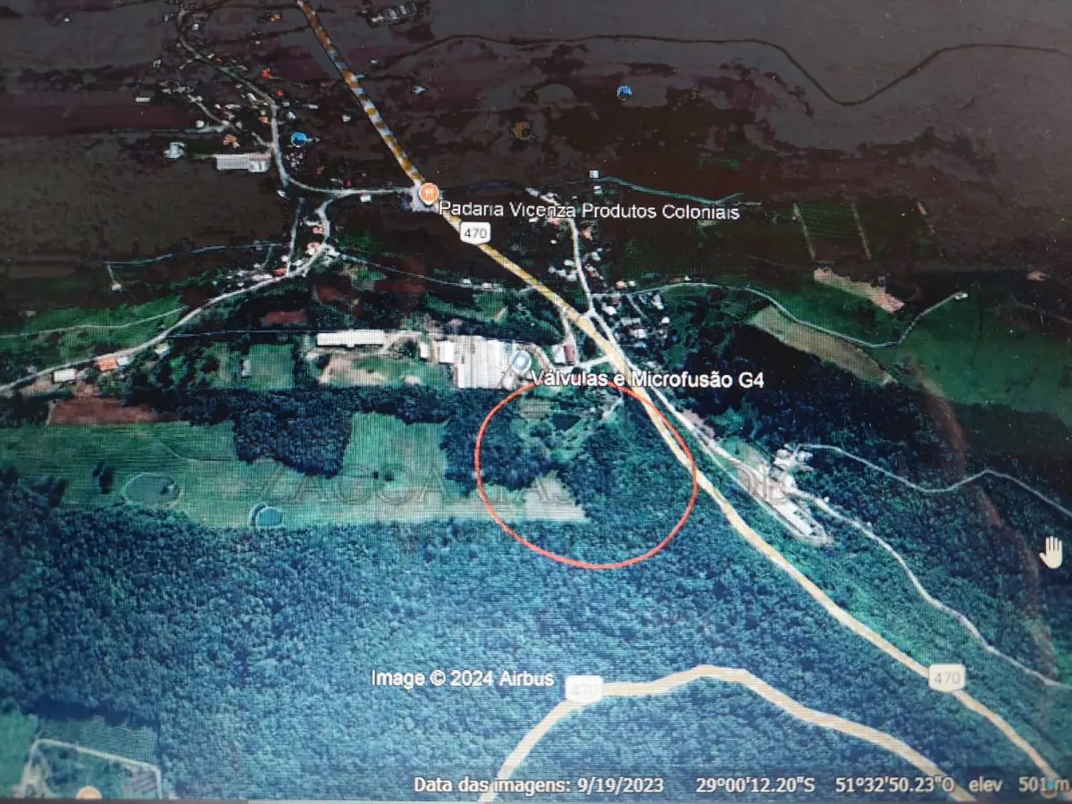 LOTE 002 - IMÓVEL: Parte do lote rural nº 90 na Linha Tomaz Flores, neste distrito, com a área de 21.750,00m² de terras sem benfeitorias, que confrontam: ao norte, com terras dos lotes 89e 89/A; ao sul, com terras dos lotes 91 e 91/A; ao leste, com terras do mesmo lote nº 90 de Clarete Carobin e seu marido e a oeste, com terras do mesmo lot nº 90 de Firmino Carobin e sua mulher; MATRÍCULA nº 6.859 do Registro de Imóveis da comarca de Veranópolis/RS.