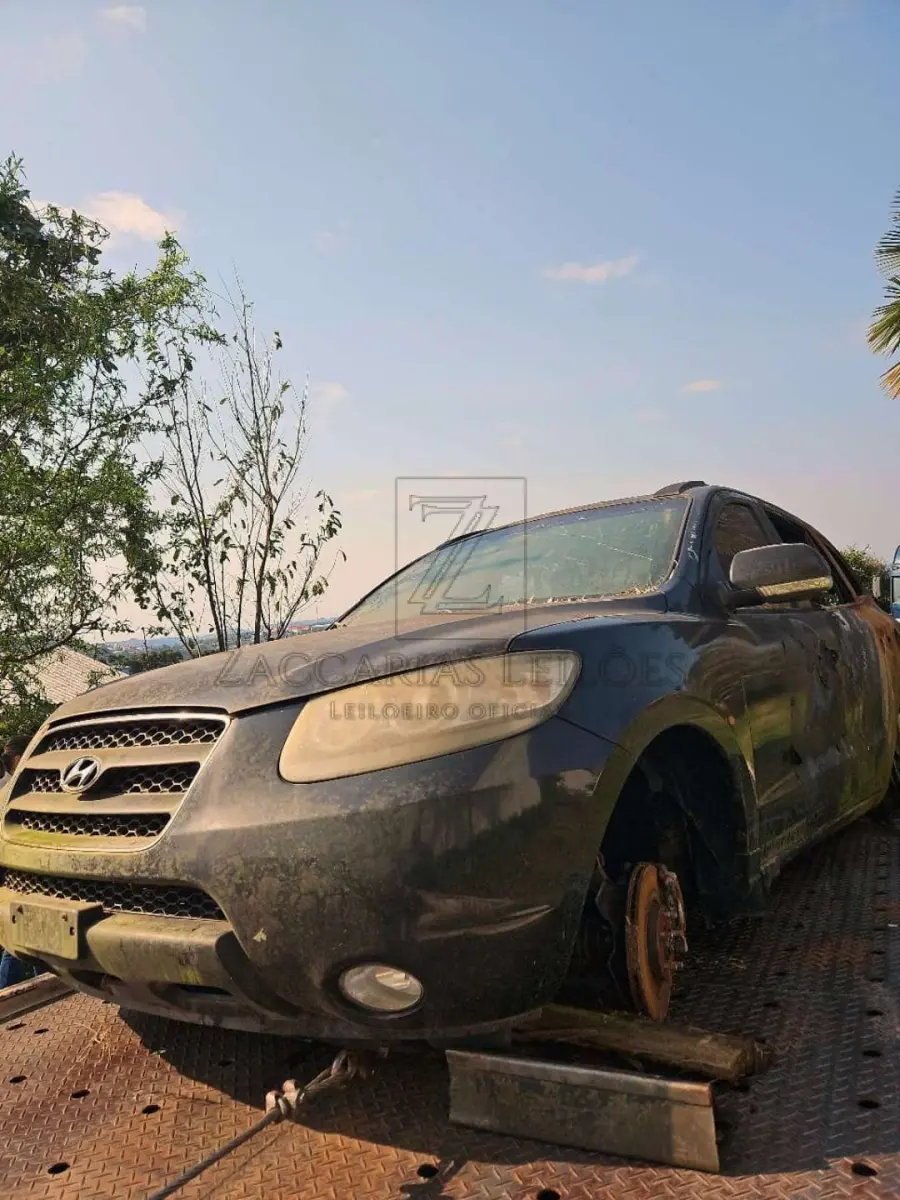 LOTE 001 - Um veiculo da marca I/HYUNDAI SANTAFÉ GLS V6,  ano/modelo 2009/2010, cor preta, placa JCO0012, em estado de sucata.