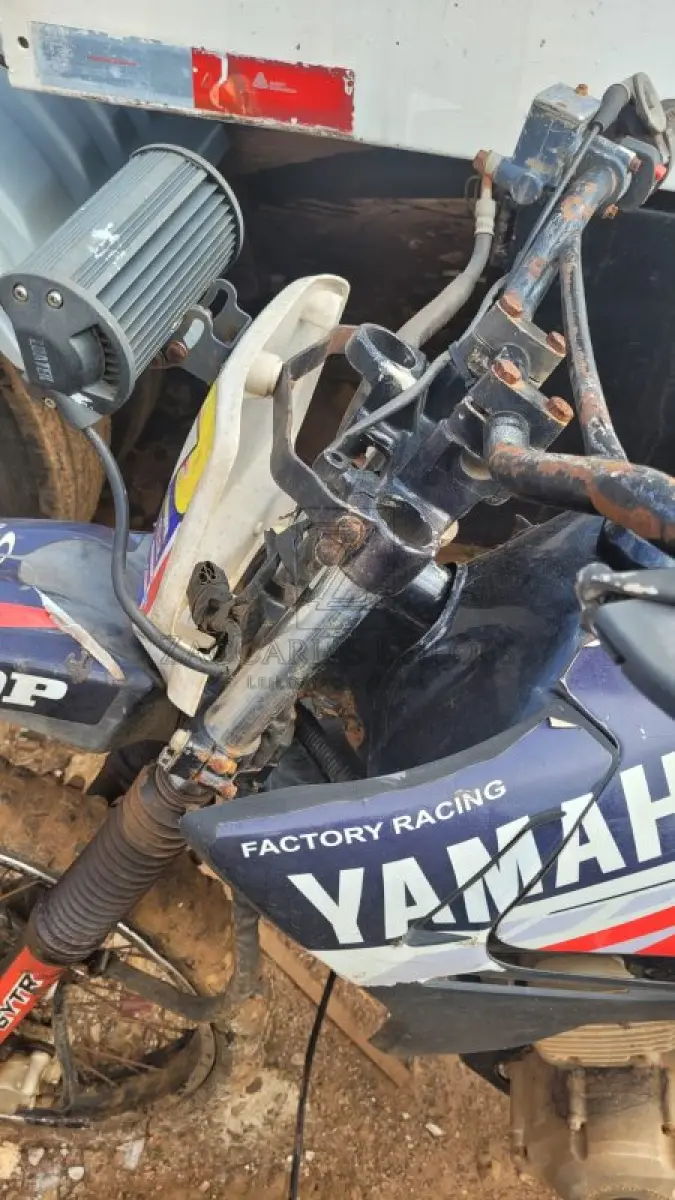 LOTE 009 - YAMAHA, cor preta, sem sinal identificador, placa AAA0000.