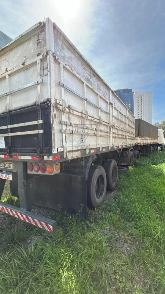 LOTE 004 - Semirreboque de carga da marca RANDON SR CA, ano/modelo 2005/2005, dois eixos cor branca, placa  MFL5G32, chassis nº 9ADG075255M216916.