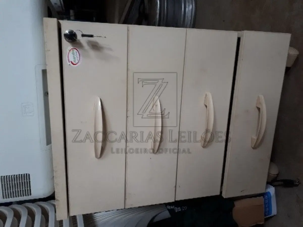 LOTE 006 - MÓVEIS E UTENCILIOS  - 13 cadeiras brancas de plástico; 2 cadeiras com rodizio sem braço; 1 cadeira com rodizio com braço; 19 cadeiras fixas sem braço; 1 cadeira fixa com braço; Uma estação de trabalho, marrom sem gavetas, bem danificada; Uma pia de pestal, marca Deca, branca, quebrada; Treze lixeiras, San remo 20 litros; 12 Lixeiras Marfinite Brancas; 01 longarina de 3 lugares, banco recepção; 02 armários de duas portas, bege, com chaves; 05 balcões de duas portas; 01 Balcão de Recepção; 02 Gaveteiros de 4 gavetas com rodizio; Um tampo de mesa; 2 Bancos Veiculares de Ônibus; Um sofá de dois lugares; Um sofá de três lugares; Duas mesas redondas; dois Conjuntos mesa de refeitório de 4 e 6 lugares; 4 mesas de trabalho em Inox; 3 mesas brancas de 4 lugares; 2 Rack de servidor; 24 rolos de formulário para impressora Um carrinho para bandejas, com cinquenta bandejas; divisórias de pvc e trilhos.