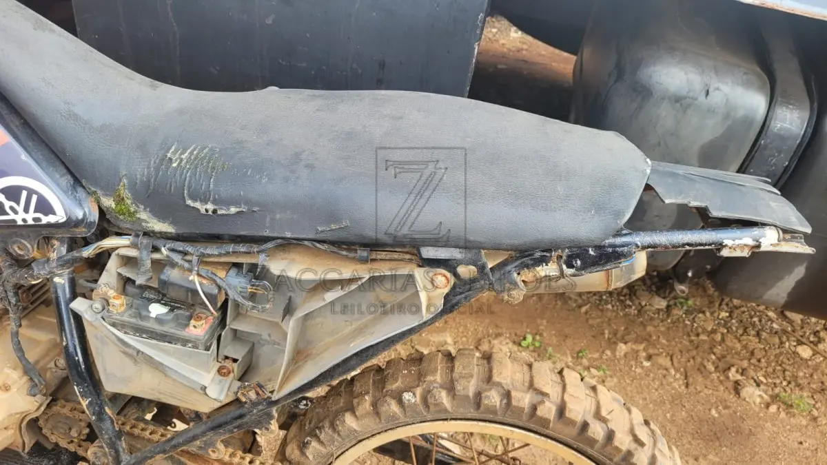 LOTE 009 - YAMAHA, cor preta, sem sinal identificador, placa AAA0000.