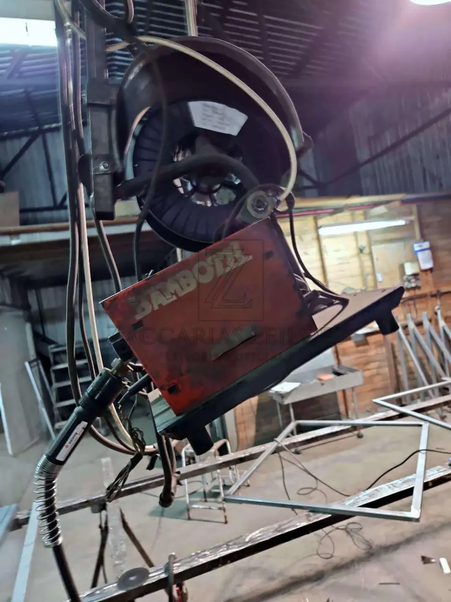 LOTE 005 - Uma máquina de Solda da marca BOMBOZZI.