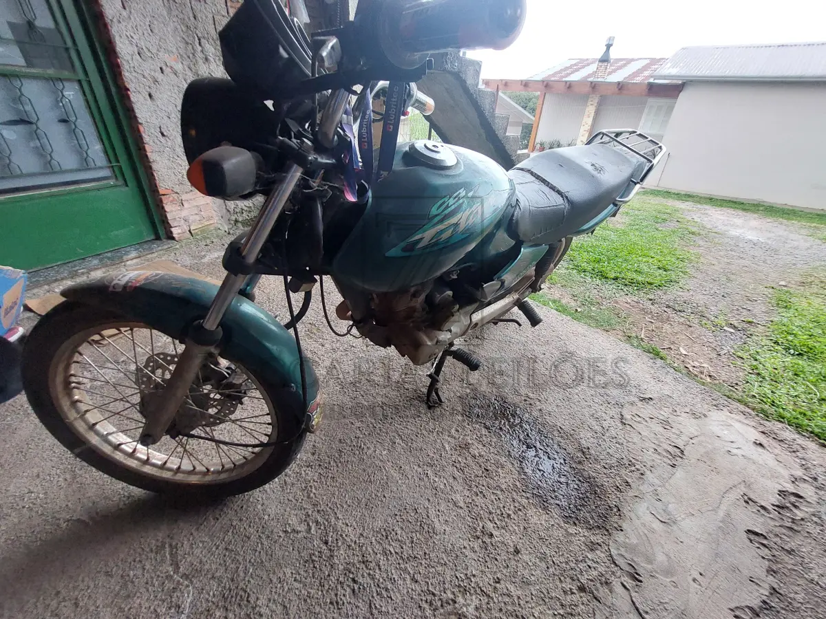 LOTE 001 - Uma motocicleta da marca HONDA/CG 125 TITAN ES, placa IKV4888,  na cor verde, ano/modelo 2002/2003, RENAVAM nº 790226464.