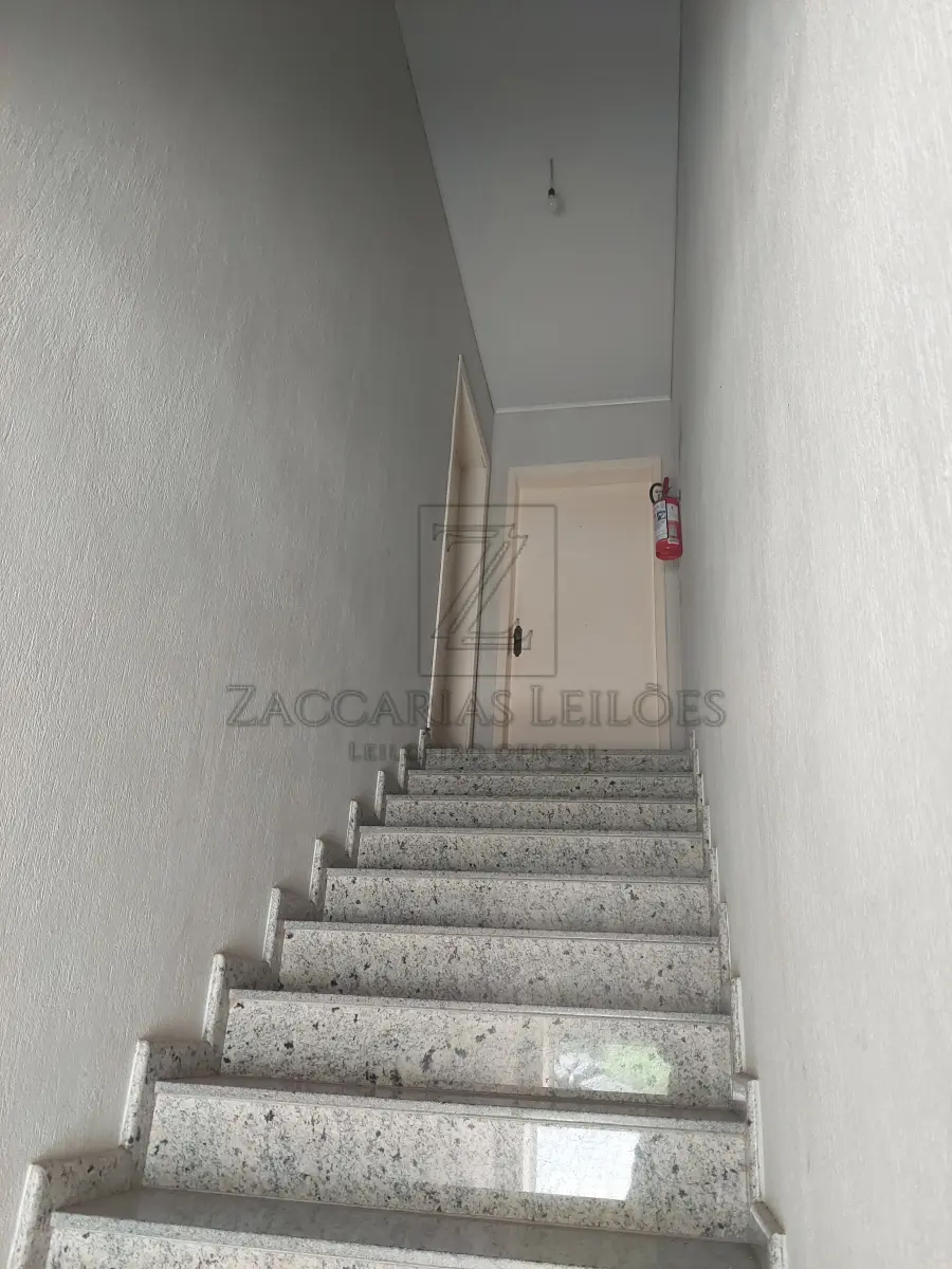 LOTE 001 - Imóvel – Lote número 125, da quadra I, do loteamento Nossa Senhora de Fátima, na cidade de Nova Araçá – RS, com a área de 375,00m², medindo 15,00 e frente: ao Norte, à rua Luiz Zuchetti, lado par, por 25,00m de extensão, da frente ao fundo, por ambos os lados, o qual entesta no fundo; ao Sul, onde tem a mesma medida da frente, com o lote 121, dividindo-se por um lado; ao Leste, com o lote número 124, pelo outro lado; ao Oeste, com a Rua Dom José Barea, lado ímpar, para onde também faz frente e com quem forma esquina. Matricula 12.319 do R.I. da Comarca de Casca RS. Avaliação do imóvel R$ 215.000,00(duzentos e quinze mil reais). 2. Lote número 124, da quadra I, do loteamento Nossa Senhora de Fátima, na cidade de Nova Araçá – RS, com a área de 375,00m², no lado par da rua Luiz Zuchetti, distante 15,00m da esquina da Rua Dom Jose Barea, medindo e confrontado: ao Norte, por 15,00 metros frente com à rua Luiz Zuchetti, por uma área verde; ao Sul, por 15,00m, fundos com o lote 121; por um lado, ao Leste, por 25,00m com o lote número 123; e por outro lado, ao Oeste, por 25,00m, com lote número 125. Matricula 15.450 do R.I. da Comarca de Casca RS. Avalição do Imóveil R$ 215.000,00(duzentos e quinze mil reais). Encontrase edificado sobre os referidos terrenos um Posto de Combustíveis com, aproximadamente, 900m² de área construída, composto de 04 (quatro) bombas duplas (08 (oito) bicos de abastecimento), uma lavagem de veículos, lanchonete, 2 banheiros, escritorio e sala de jogos, sendo a parte superior composta por 02 (dois) Apartamentos residências de aproximadamente, 60m² cada um. Bens em bom estado de conservação. Avaliação R$ 2.450.000,00 (dois milhões, quatrocentos e cinquenta mil reais). Total da Avaliação é de R$ 2.880.000,00 (dois milhão, oitocentos e ointenta mil reais).