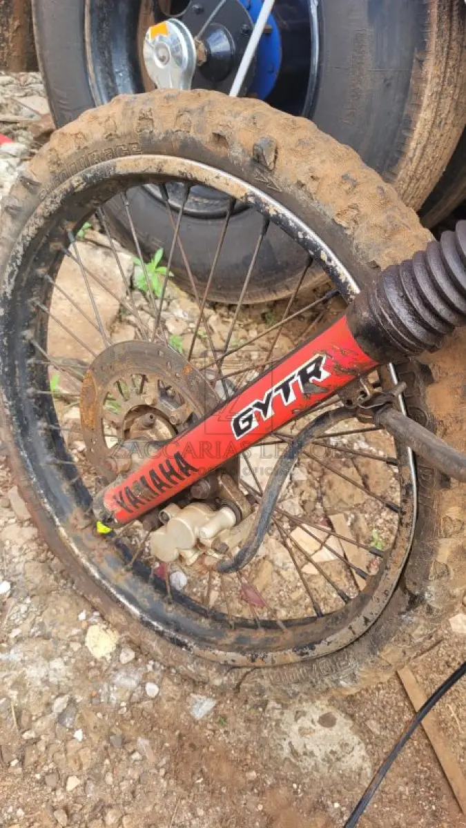 LOTE 009 - YAMAHA, cor preta, sem sinal identificador, placa AAA0000.