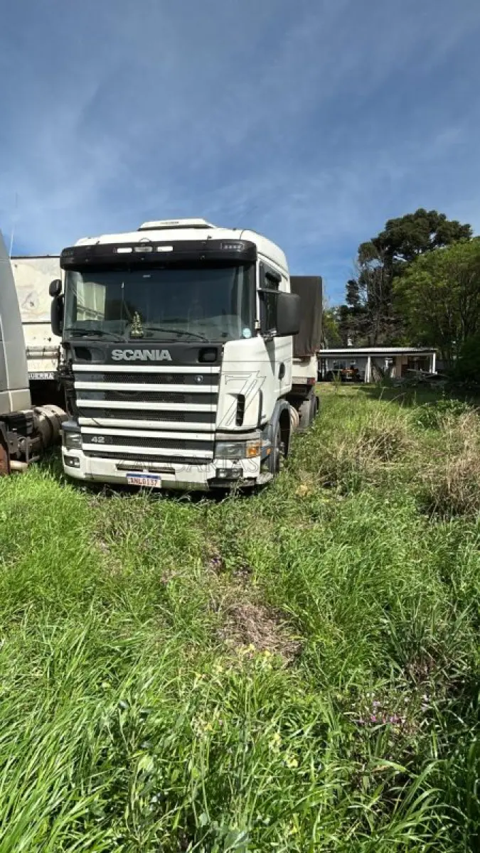 LOTE 002 - Caminhão-trator da marca SCANIA/R124 GA 4X2NZ 420, cor branca, ano/modelo 2006/2006, placas ANL0I37,  chassis nº 9BSR4X2A063581037.