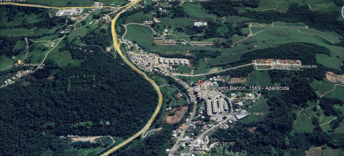LOTE 001 - DIREITOS E AÇÕES DO IMÓVEL APARTAMENTO 302 do BLOCO  “K”, (localizado na terceira fita, ao Norte da segunda fita, sendo o quinto e último bloco no sentido Leste-Oeste, tendo ao seu lado direito o Bloco J para quem se posicionar de frente para o condomínio), dita  unidade situa-se no QUARTO PAVIMENTO do edifício de alvenaria denominado “RESIDENCIAL DON  INÁCIO II” a ser construído na Rua Giacomo Baccin nº 1569 esquina com a Avenida São Roque – Bairro  Aparecida nesta cidade, com acesso pela Pia Giacomo Baccin, do lado esquerdo de quem acessa pela  escada interna, com orientação OESTE, tendo ao seu lado direito o apartamento 301 para quem estiver  na circulação, com área real privativa de 46,2658m², área de uso comum de divisão não proporcional de  10,80m², área real de uso comum de 7,6521 m², totalizando área real de 64,7178 m², correspondendolhe a fração ideal de 0,0035550 do condomínio e das coisas comuns, equivalente a 39,31271865 m² do  terreno. O terreno da construção é constituído de uma área de terra urbana, parte do antigo lote rural  número sessenta e dois (62) da Linha Estrada Geral Oeste neste Município, com a área de 11.058,43m²,  sem quarteirão determinado, localizada na esquina formada pela Rua Giacomo Baccin e Avenida São  Roque, confrontando: NORTE e LESTE, por um segmento sinuoso, na extensão de duzentos e vinte e  sete metros (227 m) , com a Rua Giacomo Baccin, SUL, na Extensão de cento e vinte e nove metros e  quarenta e três centímetros (129,43 m), confrontando parte com propriedade de Maria R. Pedrini Dal  Pizzol e outros, e parte com o Residencial Don Inácio, propriedade de Arcari Empreendimentos  imobiliários Ltda.; OESTE, por um segmento sinuoso, na extensão de noventa e cinco metros e seis  centímetros (95,06 m), com a Avenida São Roque. MATRÍCULA Nº 64.541, do R. I. da Comarca de  Bento Gonçalves RS.