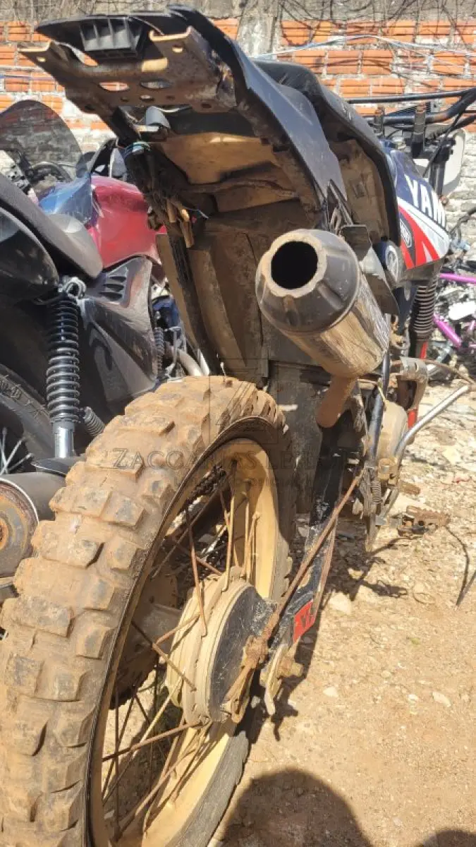 LOTE 009 - YAMAHA, cor preta, sem sinal identificador, placa AAA0000.