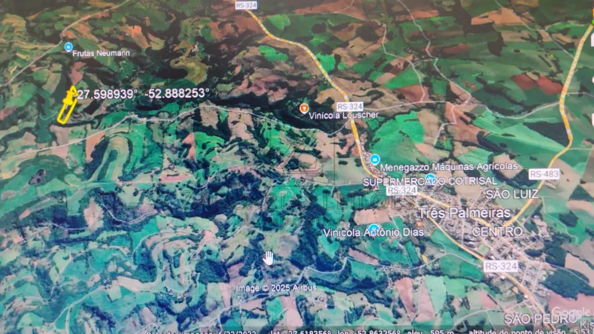 LOTE 001 - IMÓVEL: LOTE RURAL Nº 16-1, da Segunda Secção Serrinha, situado no lugar denominado de  Linha Nova, no Município de Três Palmeiras/RS, com área superficial de 52.500,00m²(cinquenta e  dois mil e quinhentos metros quadrados), sem benfeitorias, com as seguintes confrontações: ao  NORTE, por linha seca, com propriedade de Conrado de Anhaia, ao SUL, pela sanga da divisa com  propriedade de Marcia Farias Pires, ao LESTE por linha seca com propriedade de Herberto Friedrich, e ao  OESTE, por linha seca com terras do lote nº 16-2. MATRÍCULA Nº 11.966, R. I. DO MUNICÍPIO DE RONDA  ALTA/RS.