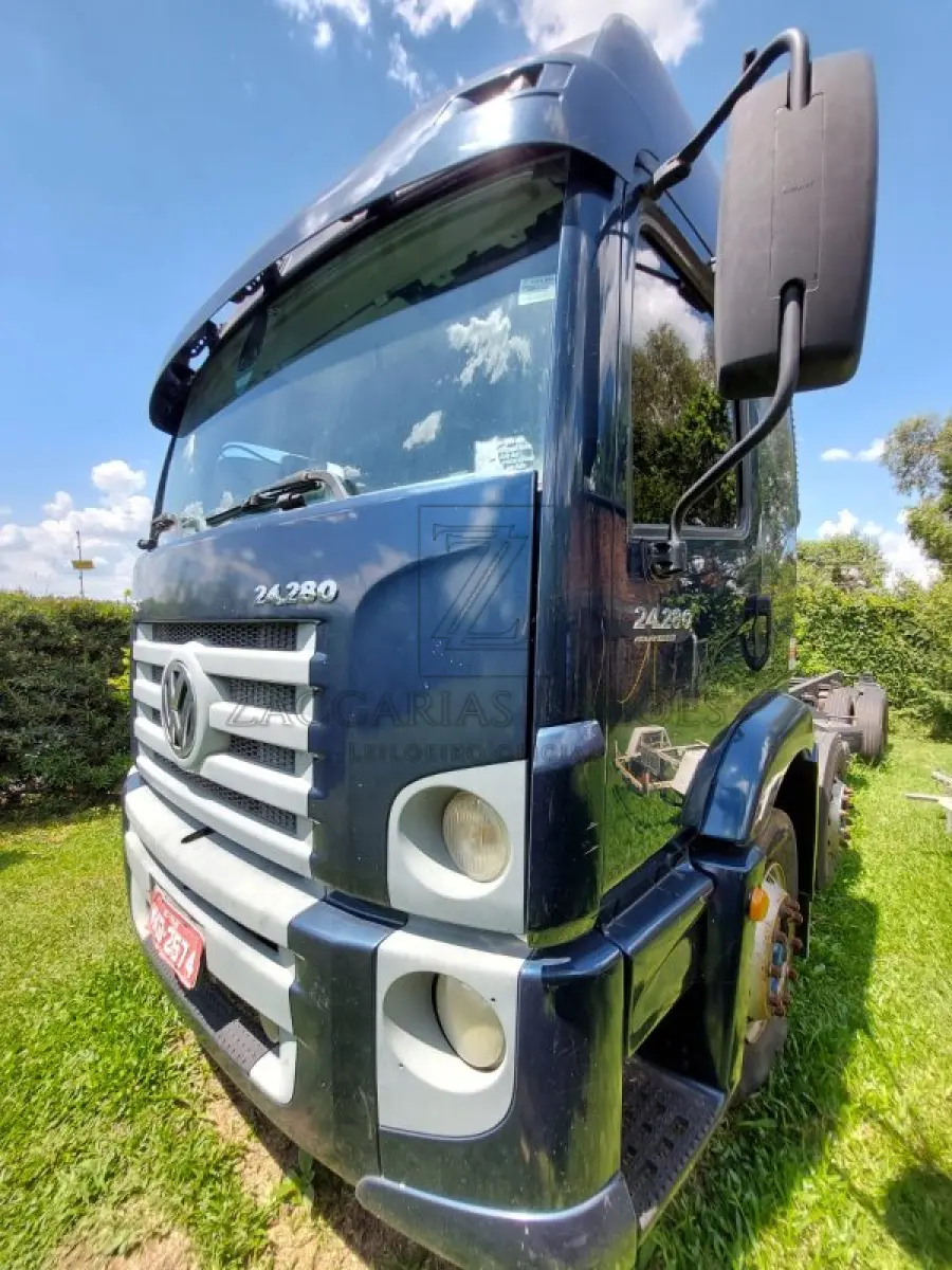 LOTE 001 - CAMINHÃO VW/24280 CRM 6X2, 2012/2012, PLACAS  MKB2574 SC, RENAVAM 474047989. Sem chaves.