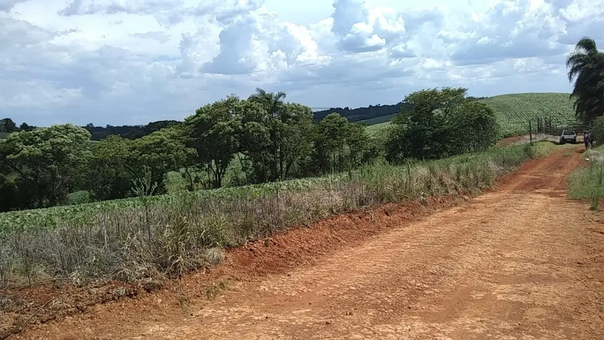 LOTE 001 - Uma fração de terras de cultura, com a área de oitenta mil metros  quadrados (80.000,00), sem benfeitorias, situada no lugar denominado São Roque, no 1º distrito deste  município, com as seguintes confrontações: ao Norte, com a estrada municipal; ao Sul, parte com terras  de Manoel Machado e parte com terras de Erich Sand; Leste com terras de Osmar Aldebrund; e, a Oeste,  com terras dos doadores. MATRÍCULA Nº 9.874 do R. I. DA Comarca de Ibirubá RS.