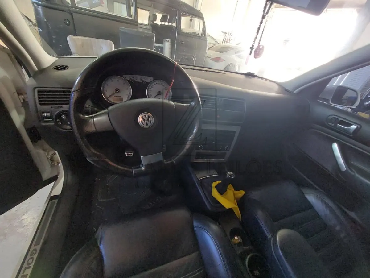 LOTE 003 - Um automóvel da marca VW/GOLF 1.6 SPORTLINE, placas ISL2249, ano/modelo 2011/2011, na  cor branca, à Álcool/Gasolina, RENAVAM 00307309932. Problemas no motor.
