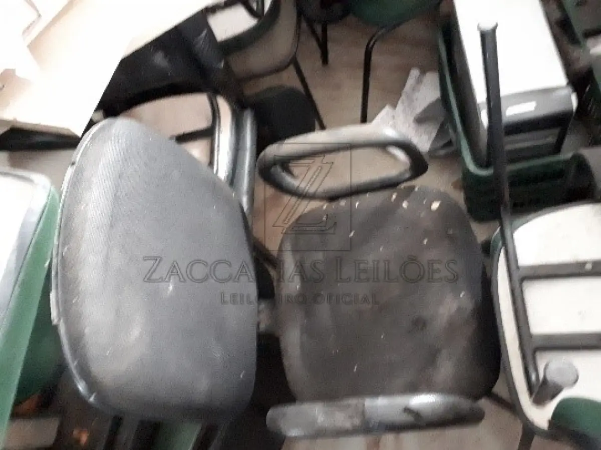 LOTE 006 - MÓVEIS E UTENCILIOS  - 13 cadeiras brancas de plástico; 2 cadeiras com rodizio sem braço; 1 cadeira com rodizio com braço; 19 cadeiras fixas sem braço; 1 cadeira fixa com braço; Uma estação de trabalho, marrom sem gavetas, bem danificada; Uma pia de pestal, marca Deca, branca, quebrada; Treze lixeiras, San remo 20 litros; 12 Lixeiras Marfinite Brancas; 01 longarina de 3 lugares, banco recepção; 02 armários de duas portas, bege, com chaves; 05 balcões de duas portas; 01 Balcão de Recepção; 02 Gaveteiros de 4 gavetas com rodizio; Um tampo de mesa; 2 Bancos Veiculares de Ônibus; Um sofá de dois lugares; Um sofá de três lugares; Duas mesas redondas; dois Conjuntos mesa de refeitório de 4 e 6 lugares; 4 mesas de trabalho em Inox; 3 mesas brancas de 4 lugares; 2 Rack de servidor; 24 rolos de formulário para impressora Um carrinho para bandejas, com cinquenta bandejas; divisórias de pvc e trilhos.