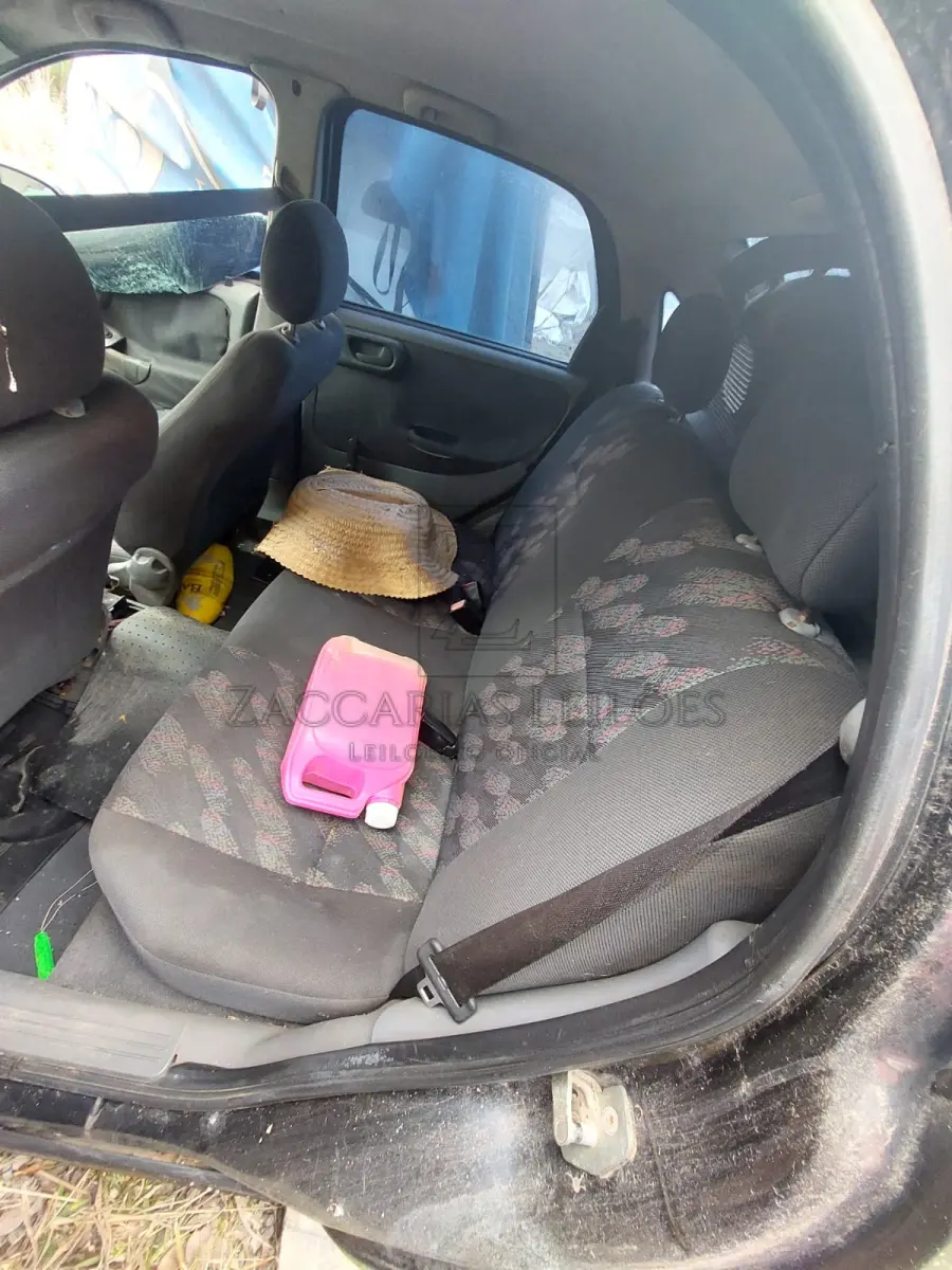 LOTE 006 - Direitos e Ações de um automóvel da marca GM/CORSA SEDAN, placas MCT7C42, na cor Preta,  à Gasolina, ano/modelo 2002/2002, RENAVAM 779496159.