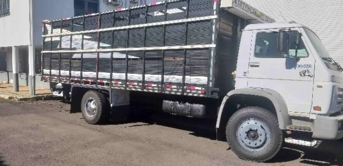 LOTE 014 - VW 13.150, placas AJO4E43, chassis 9BWX2VF281RY, ano/modelo 2000/2000, na cor branca,  RENAVAM nº 00747149437.