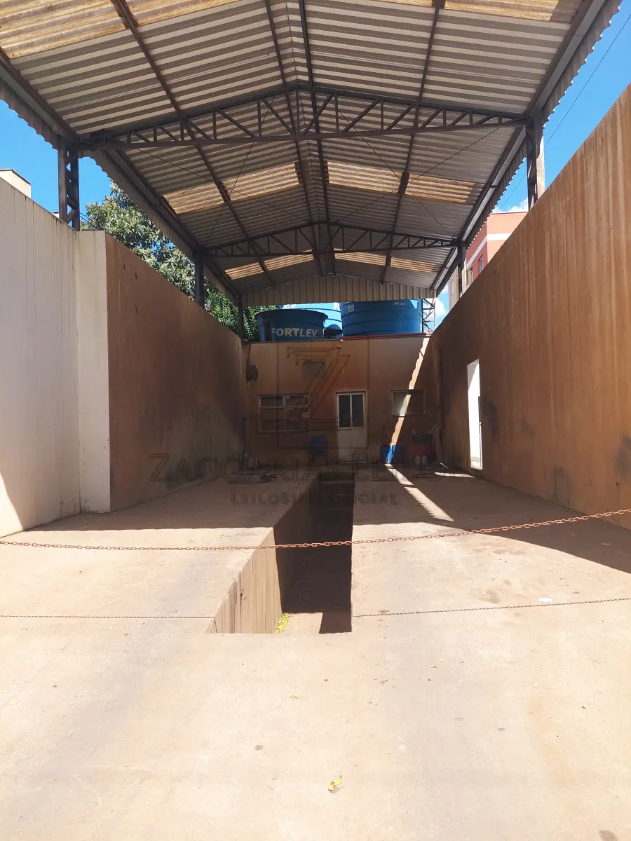 LOTE 001 - Imóvel – Lote número 125, da quadra I, do loteamento Nossa Senhora de Fátima, na cidade de Nova Araçá – RS, com a área de 375,00m², medindo 15,00 e frente: ao Norte, à rua Luiz Zuchetti, lado par, por 25,00m de extensão, da frente ao fundo, por ambos os lados, o qual entesta no fundo; ao Sul, onde tem a mesma medida da frente, com o lote 121, dividindo-se por um lado; ao Leste, com o lote número 124, pelo outro lado; ao Oeste, com a Rua Dom José Barea, lado ímpar, para onde também faz frente e com quem forma esquina. Matricula 12.319 do R.I. da Comarca de Casca RS. Avaliação do imóvel R$ 215.000,00(duzentos e quinze mil reais). 2. Lote número 124, da quadra I, do loteamento Nossa Senhora de Fátima, na cidade de Nova Araçá – RS, com a área de 375,00m², no lado par da rua Luiz Zuchetti, distante 15,00m da esquina da Rua Dom Jose Barea, medindo e confrontado: ao Norte, por 15,00 metros frente com à rua Luiz Zuchetti, por uma área verde; ao Sul, por 15,00m, fundos com o lote 121; por um lado, ao Leste, por 25,00m com o lote número 123; e por outro lado, ao Oeste, por 25,00m, com lote número 125. Matricula 15.450 do R.I. da Comarca de Casca RS. Avalição do Imóveil R$ 215.000,00(duzentos e quinze mil reais). Encontrase edificado sobre os referidos terrenos um Posto de Combustíveis com, aproximadamente, 900m² de área construída, composto de 04 (quatro) bombas duplas (08 (oito) bicos de abastecimento), uma lavagem de veículos, lanchonete, 2 banheiros, escritorio e sala de jogos, sendo a parte superior composta por 02 (dois) Apartamentos residências de aproximadamente, 60m² cada um. Bens em bom estado de conservação. Avaliação R$ 2.450.000,00 (dois milhões, quatrocentos e cinquenta mil reais). Total da Avaliação é de R$ 2.880.000,00 (dois milhão, oitocentos e ointenta mil reais).