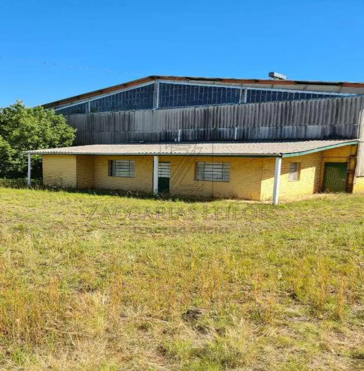 LOTE 001 - Estritamente as Benfeitorias, ou seja, 01 - Um pavilhão medindo 21,00m x 25,30m, num total de 531,30 m². Avaliada em R$ 494.300,00 (quatrocentos e noventa e quatro mil e trezentos reais) e 02 - Uma construção onde funciona o escritório 12,00m x 6,60m, num total de 79,20m². Avaliada em R$ 52.728,00 (cinquenta e dois mil, setecentos e vinte e oito reais), edificadas sobre  Parte ideal com área ideal de 3.390,00m², conforme contrato de compra e venda anexado ao Laudo de Avaliação, dentro do todo maior do “LOTE 01, da Quadra B, do Loteamento Industrial, destinado à edificação e instalação vínculada à atividade agroindustrial ou industrial, em André da Rocha - RS, com a área de 15.010,50m², medindo 122,80m de frente, ao OES-SUDOESTE, à Rua Marcolino Pereira Vieira, lado par, por 185,74m de extensão da frente ao fundo por um lado, ao LÉS-SUDESTE, com a Rua C, para onde também faz frente e com quem forma esquina, e 114,47m também da frente ao fundo, pelo outro lado, ao OÉS-NOROESTE, com a Rua A, para onde também faz frente, entestando no fundo ao NOR-NORDESTE, onde mede. 100,00m com a Rua B. MATRÍCULA nº 18.214, do R. I. da Comarca de Nova Prata/RS.