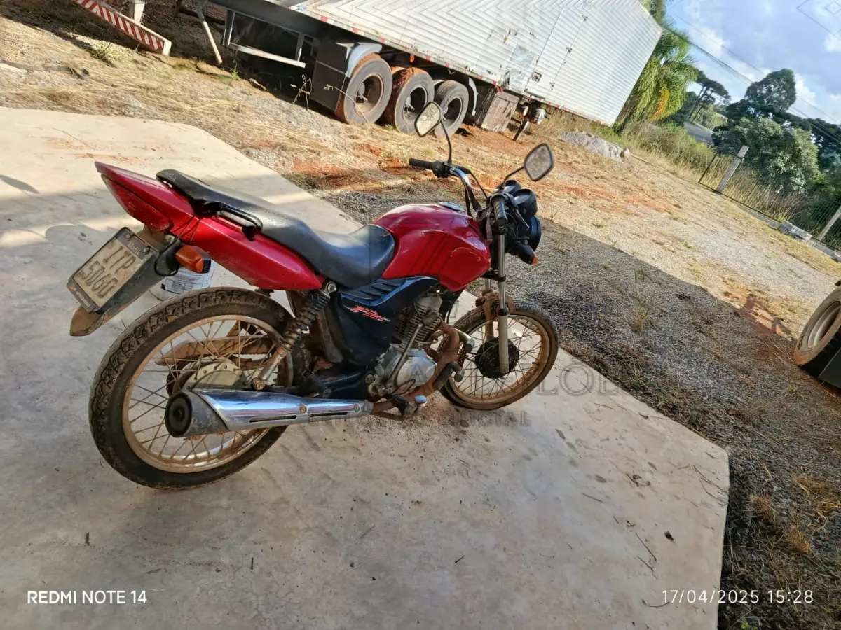 LOTE 010 - Uma HONDA/CG 125 FAN KS, ano/modelo: 2012/2012,  Placa: ITP5D60,RENAVAM 489847285,  cor: Vermelha. (Necessita reforma motor).