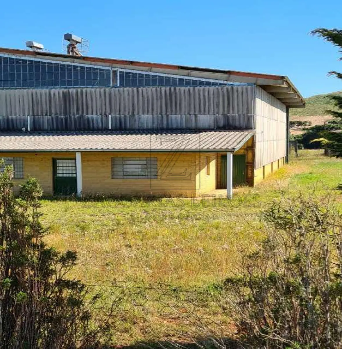 LOTE 001 - Estritamente as Benfeitorias, ou seja, 01 - Um pavilhão medindo 21,00m x 25,30m, num total de 531,30 m². Avaliada em R$ 494.300,00 (quatrocentos e noventa e quatro mil e trezentos reais) e 02 - Uma construção onde funciona o escritório 12,00m x 6,60m, num total de 79,20m². Avaliada em R$ 52.728,00 (cinquenta e dois mil, setecentos e vinte e oito reais), edificadas sobre  Parte ideal com área ideal de 3.390,00m², conforme contrato de compra e venda anexado ao Laudo de Avaliação, dentro do todo maior do “LOTE 01, da Quadra B, do Loteamento Industrial, destinado à edificação e instalação vínculada à atividade agroindustrial ou industrial, em André da Rocha - RS, com a área de 15.010,50m², medindo 122,80m de frente, ao OES-SUDOESTE, à Rua Marcolino Pereira Vieira, lado par, por 185,74m de extensão da frente ao fundo por um lado, ao LÉS-SUDESTE, com a Rua C, para onde também faz frente e com quem forma esquina, e 114,47m também da frente ao fundo, pelo outro lado, ao OÉS-NOROESTE, com a Rua A, para onde também faz frente, entestando no fundo ao NOR-NORDESTE, onde mede. 100,00m com a Rua B. MATRÍCULA nº 18.214, do R. I. da Comarca de Nova Prata/RS.