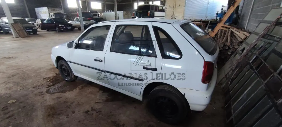 LOTE 020 - Um automóvel da marca VW-VOLKSWAGEN/GOL MI, placas KIK7568, ano/modelo 1998/1999, na  cor branca, RENAVAM 706212169.