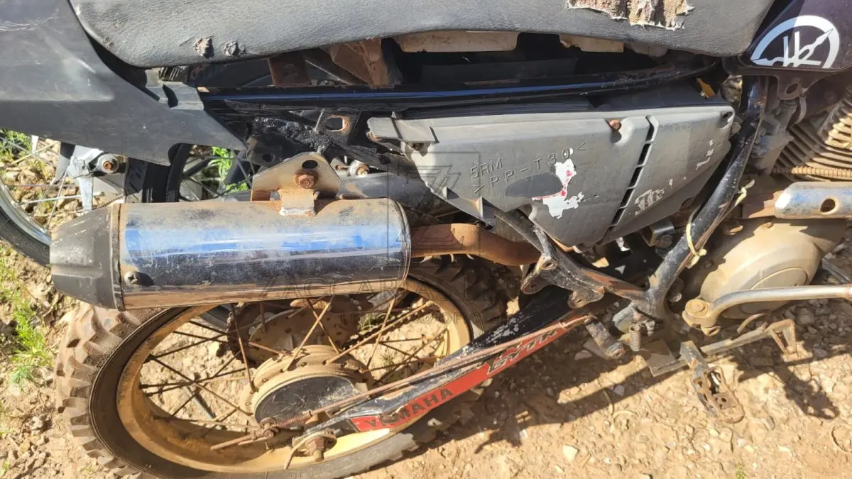 LOTE 009 - YAMAHA, cor preta, sem sinal identificador, placa AAA0000.