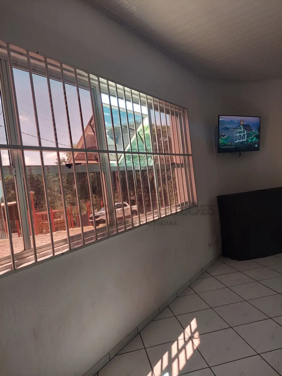 LOTE 001 - Imóvel – Lote número 125, da quadra I, do loteamento Nossa Senhora de Fátima, na cidade de Nova Araçá – RS, com a área de 375,00m², medindo 15,00 e frente: ao Norte, à rua Luiz Zuchetti, lado par, por 25,00m de extensão, da frente ao fundo, por ambos os lados, o qual entesta no fundo; ao Sul, onde tem a mesma medida da frente, com o lote 121, dividindo-se por um lado; ao Leste, com o lote número 124, pelo outro lado; ao Oeste, com a Rua Dom José Barea, lado ímpar, para onde também faz frente e com quem forma esquina. Matricula 12.319 do R.I. da Comarca de Casca RS. Avaliação do imóvel R$ 215.000,00(duzentos e quinze mil reais). 2. Lote número 124, da quadra I, do loteamento Nossa Senhora de Fátima, na cidade de Nova Araçá – RS, com a área de 375,00m², no lado par da rua Luiz Zuchetti, distante 15,00m da esquina da Rua Dom Jose Barea, medindo e confrontado: ao Norte, por 15,00 metros frente com à rua Luiz Zuchetti, por uma área verde; ao Sul, por 15,00m, fundos com o lote 121; por um lado, ao Leste, por 25,00m com o lote número 123; e por outro lado, ao Oeste, por 25,00m, com lote número 125. Matricula 15.450 do R.I. da Comarca de Casca RS. Avalição do Imóveil R$ 215.000,00(duzentos e quinze mil reais). Encontrase edificado sobre os referidos terrenos um Posto de Combustíveis com, aproximadamente, 900m² de área construída, composto de 04 (quatro) bombas duplas (08 (oito) bicos de abastecimento), uma lavagem de veículos, lanchonete, 2 banheiros, escritorio e sala de jogos, sendo a parte superior composta por 02 (dois) Apartamentos residências de aproximadamente, 60m² cada um. Bens em bom estado de conservação. Avaliação R$ 2.450.000,00 (dois milhões, quatrocentos e cinquenta mil reais). Total da Avaliação é de R$ 2.880.000,00 (dois milhão, oitocentos e ointenta mil reais).