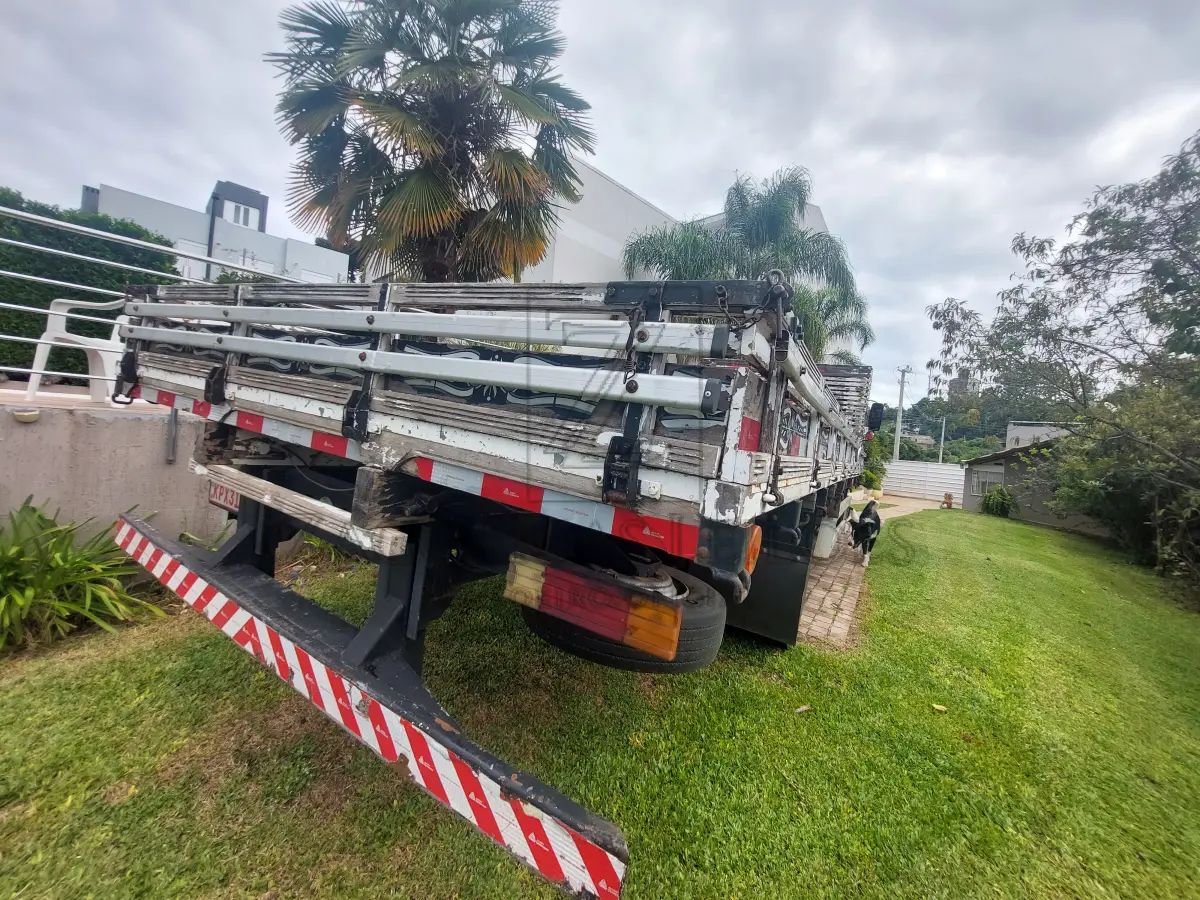 LOTE 006 - Um caminhão da marca M. BENZ/ACELLO 815, placas KPX3I07, na cor vermelha, ano/modelo  2013/2013, RENAVAM 997869941. Características Especiais: Carroceria: 6.6m, Suspensão Modificada  170mm, Alteração de Iluminação ou Sinalização.