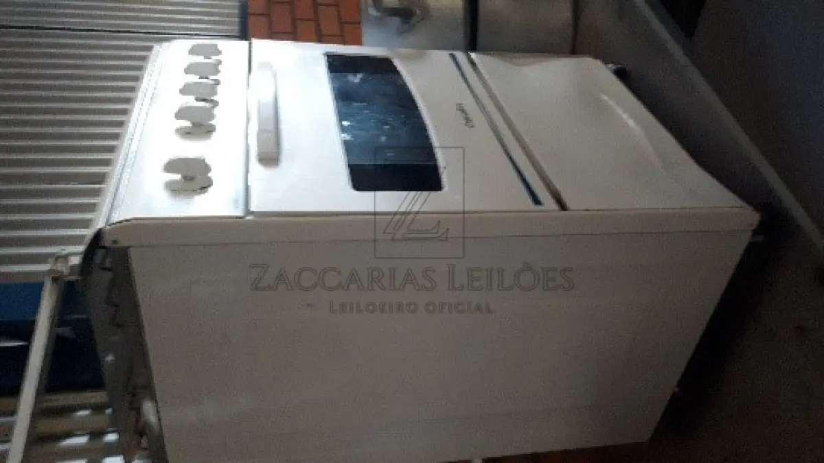 LOTE 009 - Equipamentos de Cozinha: Um forno elétrico NARDELI 22Litros; 1 fogão industrial 4 bocas, PROGÁS; 1 fogão 4 bocas branco, marca ESMALTEC; 1 fritadeira, marca Tedesco; 2 panelas grandes de alumínio.