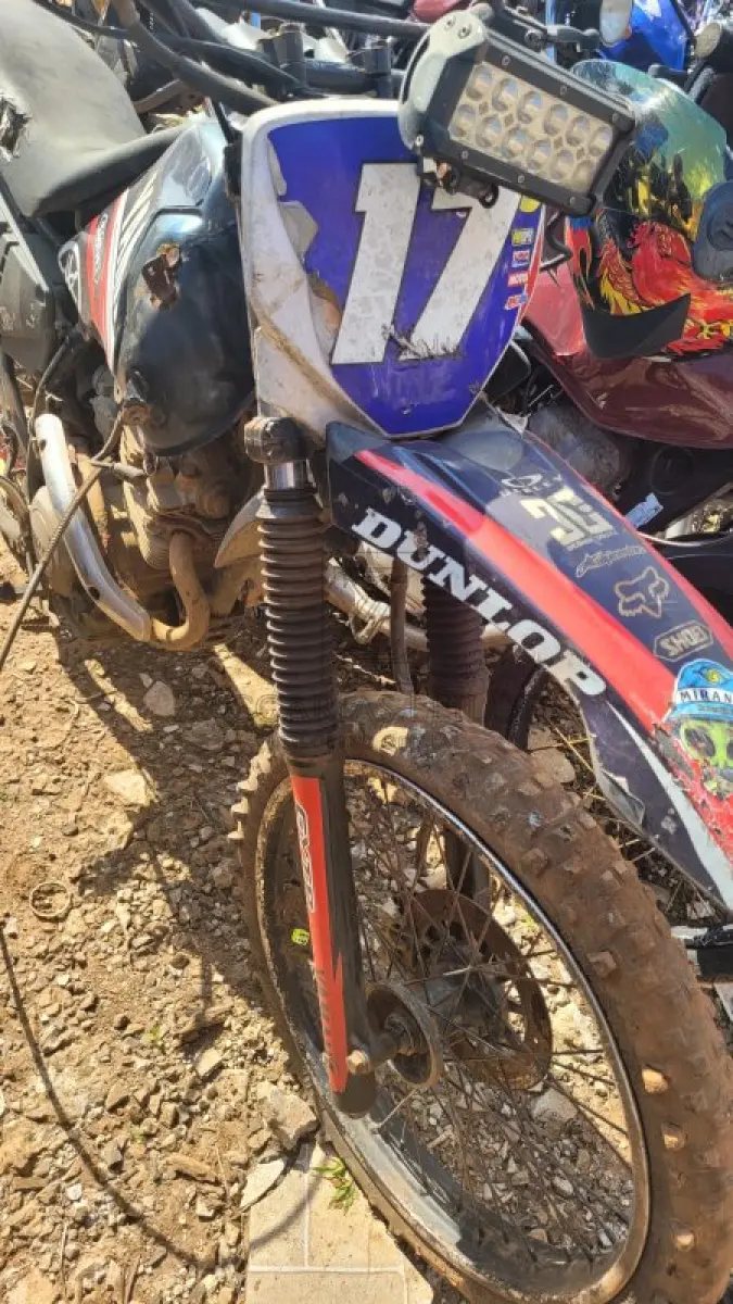 LOTE 009 - YAMAHA, cor preta, sem sinal identificador, placa AAA0000.