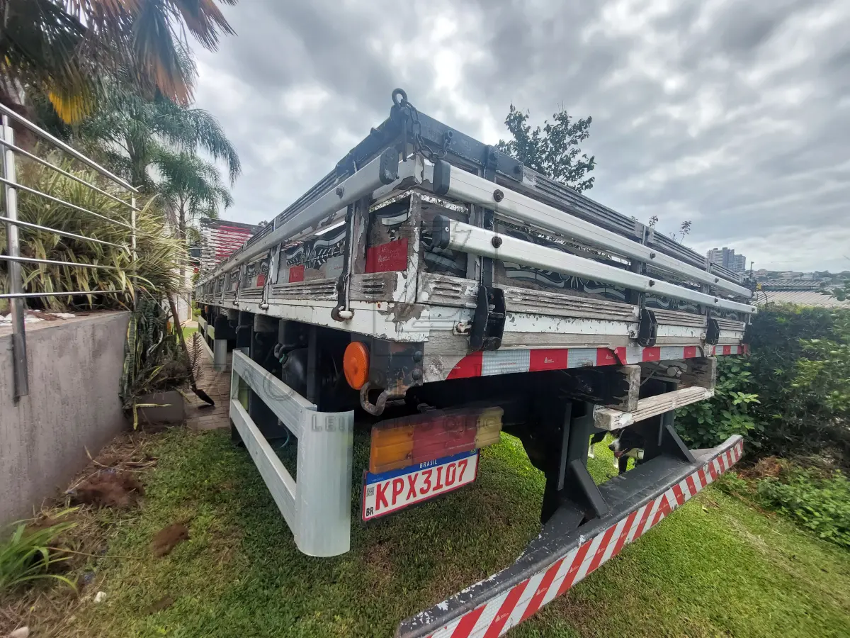 LOTE 006 - Um caminhão da marca M. BENZ/ACELLO 815, placas KPX3I07, na cor vermelha, ano/modelo  2013/2013, RENAVAM 997869941. Características Especiais: Carroceria: 6.6m, Suspensão Modificada  170mm, Alteração de Iluminação ou Sinalização.