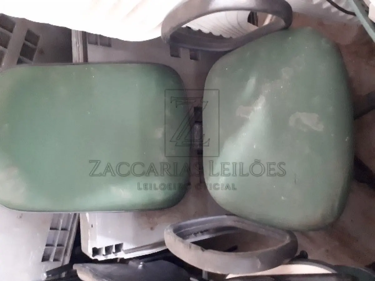 LOTE 006 - MÓVEIS E UTENCILIOS  - 13 cadeiras brancas de plástico; 2 cadeiras com rodizio sem braço; 1 cadeira com rodizio com braço; 19 cadeiras fixas sem braço; 1 cadeira fixa com braço; Uma estação de trabalho, marrom sem gavetas, bem danificada; Uma pia de pestal, marca Deca, branca, quebrada; Treze lixeiras, San remo 20 litros; 12 Lixeiras Marfinite Brancas; 01 longarina de 3 lugares, banco recepção; 02 armários de duas portas, bege, com chaves; 05 balcões de duas portas; 01 Balcão de Recepção; 02 Gaveteiros de 4 gavetas com rodizio; Um tampo de mesa; 2 Bancos Veiculares de Ônibus; Um sofá de dois lugares; Um sofá de três lugares; Duas mesas redondas; dois Conjuntos mesa de refeitório de 4 e 6 lugares; 4 mesas de trabalho em Inox; 3 mesas brancas de 4 lugares; 2 Rack de servidor; 24 rolos de formulário para impressora Um carrinho para bandejas, com cinquenta bandejas; divisórias de pvc e trilhos.