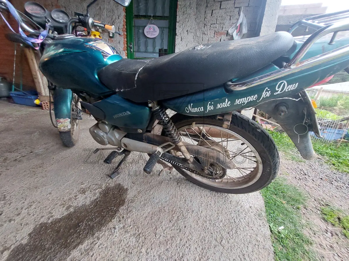 LOTE 001 - Uma motocicleta da marca HONDA/CG 125 TITAN ES, placa IKV4888,  na cor verde, ano/modelo 2002/2003, RENAVAM nº 790226464.