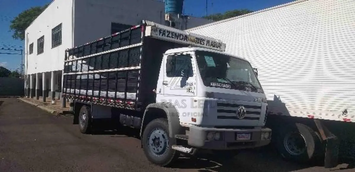 LOTE 014 - VW 13.150, placas AJO4E43, chassis 9BWX2VF281RY, ano/modelo 2000/2000, na cor branca,  RENAVAM nº 00747149437.