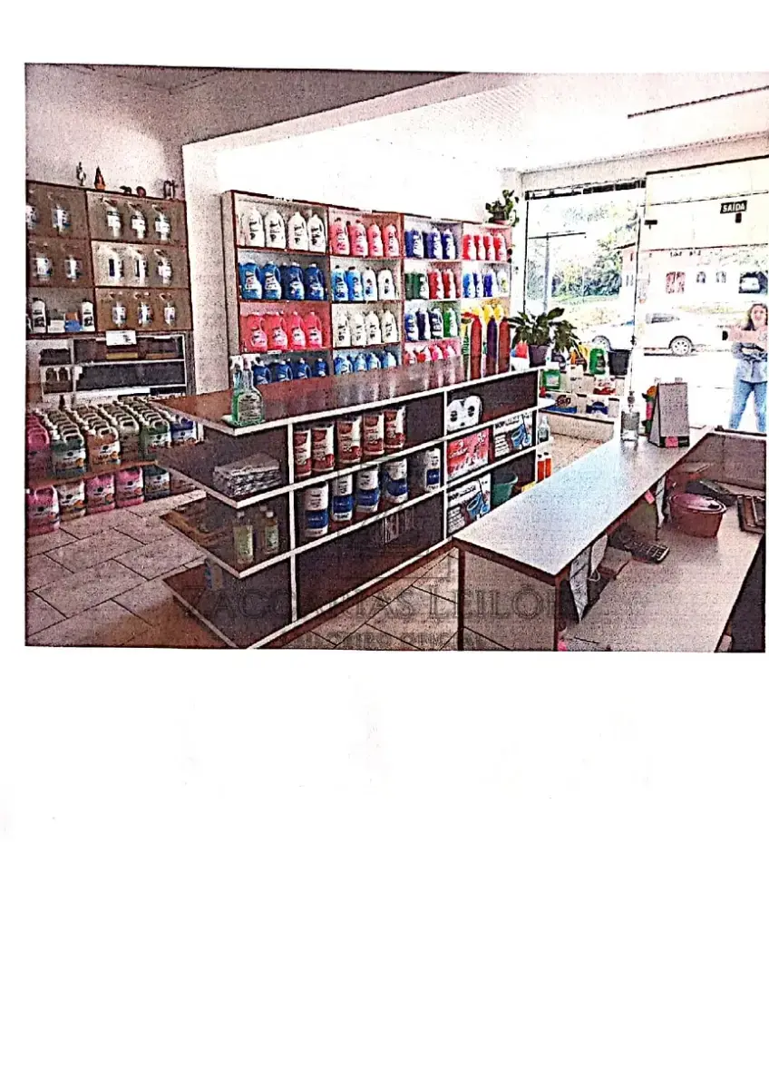 LOTE 004 - IMÓVEL: SALA 02, do Edifício Comercial e Residencial RR, localizada no térreo ou segundo  pavimento, com acesso pela Av. 23 de Maio, 684, à direita de quem olha o Edifício pela mesma Avenida,  nesta cidade, com a área real privativa de 43,32m², área real de uso comum 0,73m², área real total de  44,05m², correspondendo-lhe nas partes de uso comum, indivisíveis e inalienáveis inclusive no terreno  onde o mesmo se acha edificado, a fração ideal equivalente a 0,02613. O terreno onde o mesmo se acha  construindo é designado de UM TERRENO URBANO, nesta cidade, com 500,00m², no quarteirão  formado pelas ruas Antonio Mattiello, General Neto e Gonçalves Dias e Av. 23 de Maio, distante 15,00m  da esquina da Rua Antonio Mattiello e Av. 23 de Maio, medindo 25,00m de frente, ao oeste, à Avenida  23 de Maio, lado par, por 20,00m de extensão da frente ao fundo, por ambos os lados, o qual entesta no  fundo, ao leste, onde tem a mesma medida da frente, com terreno de Zelinda Pauletto Pelle; dividindo se por um lado, ao norte, com terreno de Darcy e Jandir Angelo Silvestri; e , pelo outro lado, ao sul, com  terreno de Maria Garbin Pellizzari.