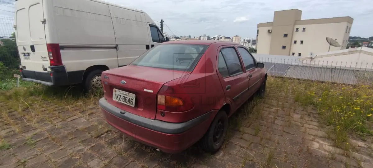 LOTE 018 - Um automóvel da marca FORD/FIESTA STREET, placas IKZ8646, na cor vermelha, ano/modelo 2002/2002, à Gasolina, RENAVAM 00796569797.