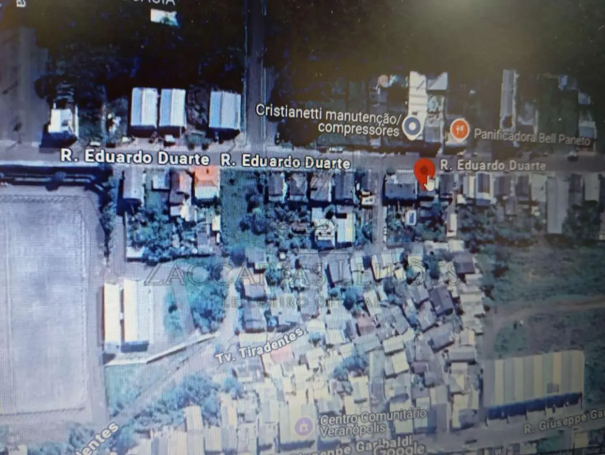 LOTE 001 - Imóvel:  A UNIDADE RESIDENCIAL do “CONDOMINIO SANTO CARLOS RUY”, nesta  cidade, constituída de uma casa residencial de construção mista, geminada, o nº 385 da rua  Eduardo Duarte, com a área privativa de 202,87m², não possui área de uso comum, área total de  202,87m², ao que corresponde um coeficiente de proporcionalidade de 0,50000 nas coisas de uso comum  e no terreno onde se assentam as casas que tem a denominação administrativa de lote nº 308 da quadra  12, zona 04, distrito 01, com a área de 407,00m² (quatrocentos e sete metros quadrados) de terras que  confrontam: ao norte, por 18,50 metros, com a rua Eduardo Duarte; ao sul, por 18,50 metros, com terras  de Alcides Oltramari; ao leste, por 22,00 de Manoel Francisco da Rocha, e ao oeste, por 22,00 metros, com  uma servidão de passagem sem denominação própria. MATRÍCULA Nº 24.031 DO R. I. da Comarca de  Veranópolis/RS.