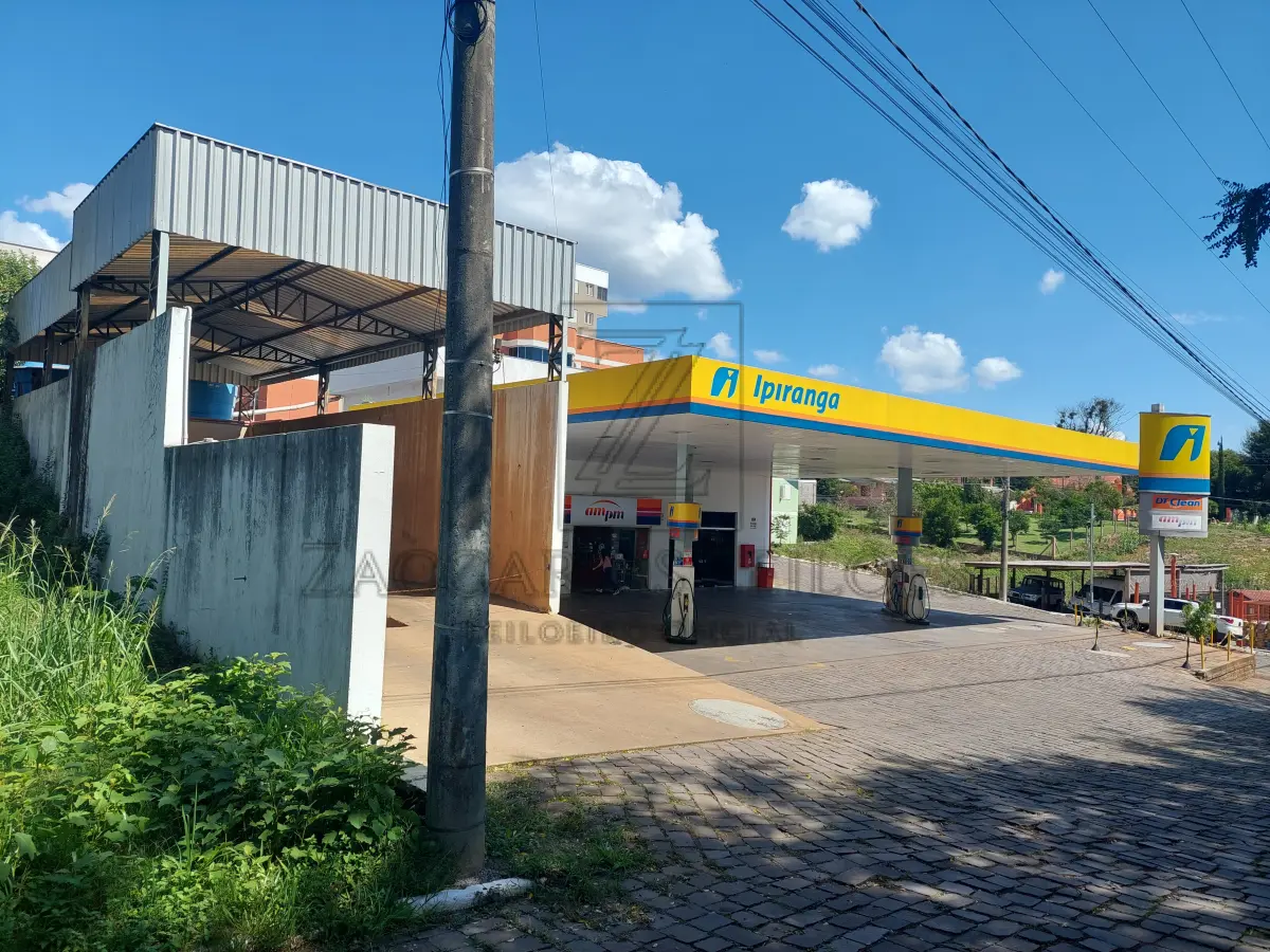 LOTE 001 - Imóvel – Lote número 125, da quadra I, do loteamento Nossa Senhora de Fátima, na cidade de Nova Araçá – RS, com a área de 375,00m², medindo 15,00 e frente: ao Norte, à rua Luiz Zuchetti, lado par, por 25,00m de extensão, da frente ao fundo, por ambos os lados, o qual entesta no fundo; ao Sul, onde tem a mesma medida da frente, com o lote 121, dividindo-se por um lado; ao Leste, com o lote número 124, pelo outro lado; ao Oeste, com a Rua Dom José Barea, lado ímpar, para onde também faz frente e com quem forma esquina. Matricula 12.319 do R.I. da Comarca de Casca RS. Avaliação do imóvel R$ 215.000,00(duzentos e quinze mil reais). 2. Lote número 124, da quadra I, do loteamento Nossa Senhora de Fátima, na cidade de Nova Araçá – RS, com a área de 375,00m², no lado par da rua Luiz Zuchetti, distante 15,00m da esquina da Rua Dom Jose Barea, medindo e confrontado: ao Norte, por 15,00 metros frente com à rua Luiz Zuchetti, por uma área verde; ao Sul, por 15,00m, fundos com o lote 121; por um lado, ao Leste, por 25,00m com o lote número 123; e por outro lado, ao Oeste, por 25,00m, com lote número 125. Matricula 15.450 do R.I. da Comarca de Casca RS. Avalição do Imóveil R$ 215.000,00(duzentos e quinze mil reais). Encontrase edificado sobre os referidos terrenos um Posto de Combustíveis com, aproximadamente, 900m² de área construída, composto de 04 (quatro) bombas duplas (08 (oito) bicos de abastecimento), uma lavagem de veículos, lanchonete, 2 banheiros, escritorio e sala de jogos, sendo a parte superior composta por 02 (dois) Apartamentos residências de aproximadamente, 60m² cada um. Bens em bom estado de conservação. Avaliação R$ 2.450.000,00 (dois milhões, quatrocentos e cinquenta mil reais). Total da Avaliação é de R$ 2.880.000,00 (dois milhão, oitocentos e ointenta mil reais).