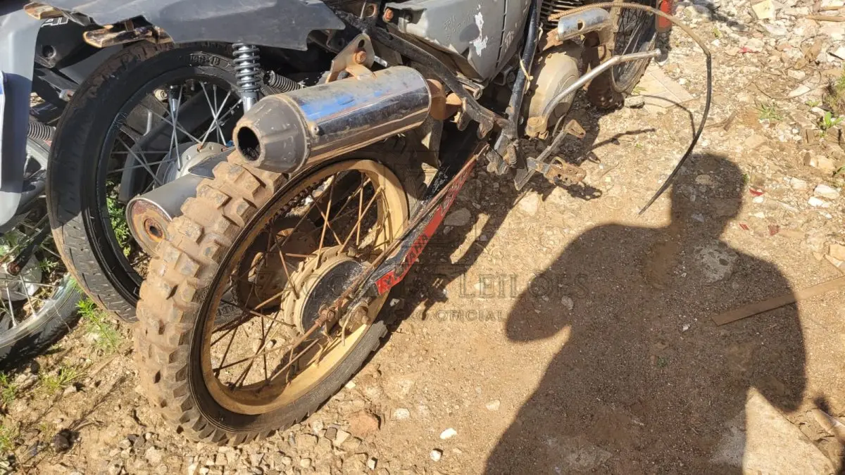 LOTE 009 - YAMAHA, cor preta, sem sinal identificador, placa AAA0000.