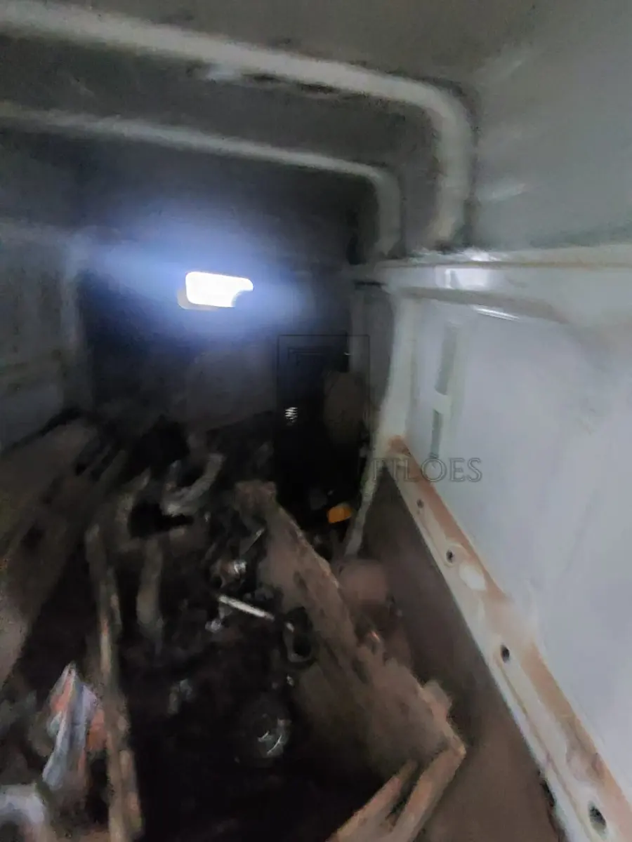LOTE 009 - Uma camionete tipo furgão da marca FORD/TRANSIT 330C TM, placas IQA1437, na cor branca,  ano/modelo 2008/2009, RENAVAM 157091317, à Diesel.