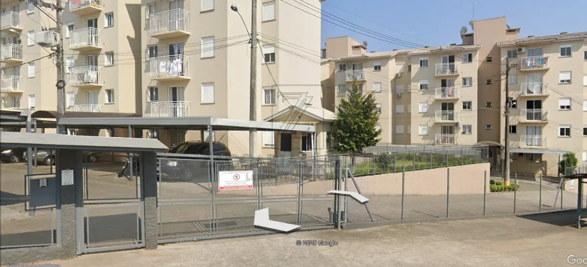 LOTE 001 - DIREITOS E AÇÕES DO IMÓVEL APARTAMENTO 302 do BLOCO  “K”, (localizado na terceira fita, ao Norte da segunda fita, sendo o quinto e último bloco no sentido Leste-Oeste, tendo ao seu lado direito o Bloco J para quem se posicionar de frente para o condomínio), dita  unidade situa-se no QUARTO PAVIMENTO do edifício de alvenaria denominado “RESIDENCIAL DON  INÁCIO II” a ser construído na Rua Giacomo Baccin nº 1569 esquina com a Avenida São Roque – Bairro  Aparecida nesta cidade, com acesso pela Pia Giacomo Baccin, do lado esquerdo de quem acessa pela  escada interna, com orientação OESTE, tendo ao seu lado direito o apartamento 301 para quem estiver  na circulação, com área real privativa de 46,2658m², área de uso comum de divisão não proporcional de  10,80m², área real de uso comum de 7,6521 m², totalizando área real de 64,7178 m², correspondendolhe a fração ideal de 0,0035550 do condomínio e das coisas comuns, equivalente a 39,31271865 m² do  terreno. O terreno da construção é constituído de uma área de terra urbana, parte do antigo lote rural  número sessenta e dois (62) da Linha Estrada Geral Oeste neste Município, com a área de 11.058,43m²,  sem quarteirão determinado, localizada na esquina formada pela Rua Giacomo Baccin e Avenida São  Roque, confrontando: NORTE e LESTE, por um segmento sinuoso, na extensão de duzentos e vinte e  sete metros (227 m) , com a Rua Giacomo Baccin, SUL, na Extensão de cento e vinte e nove metros e  quarenta e três centímetros (129,43 m), confrontando parte com propriedade de Maria R. Pedrini Dal  Pizzol e outros, e parte com o Residencial Don Inácio, propriedade de Arcari Empreendimentos  imobiliários Ltda.; OESTE, por um segmento sinuoso, na extensão de noventa e cinco metros e seis  centímetros (95,06 m), com a Avenida São Roque. MATRÍCULA Nº 64.541, do R. I. da Comarca de  Bento Gonçalves RS.