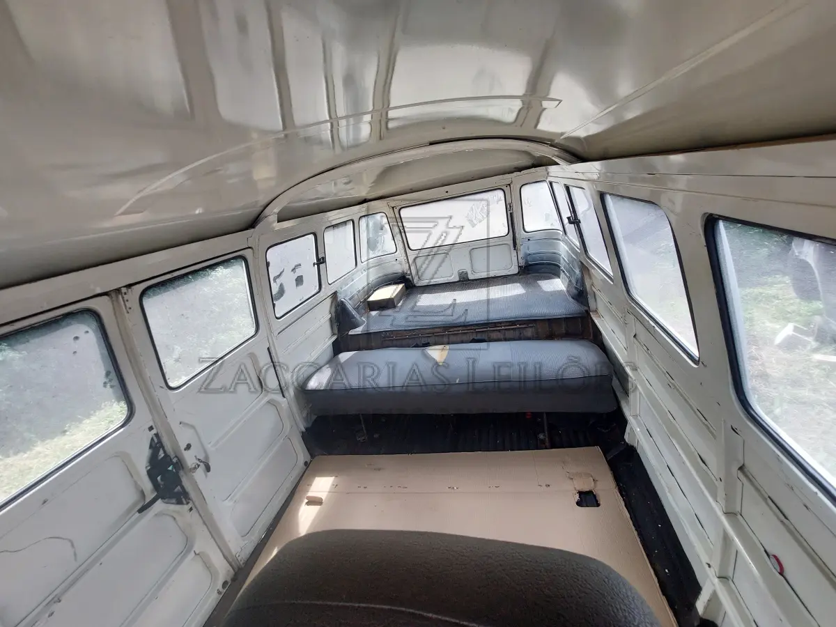 LOTE 014 - Uma camionete da marca  VW/KOMBI, placas IBI6G24, na cor branca, ano/modelo 1993/1994, RENAVAM 616224125, à gasolina.
