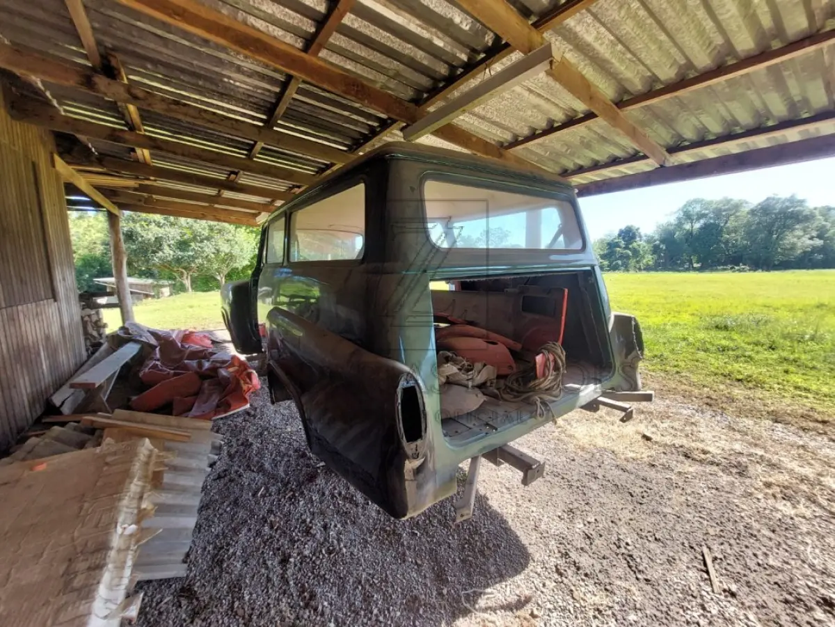 LOTE 016 - Uma camioneta da marca GM-CHEVROLET, placas LYO8261, ano/modelo 1963/1963, RENAVAM  00546838731, na cor verde, à Diesel.