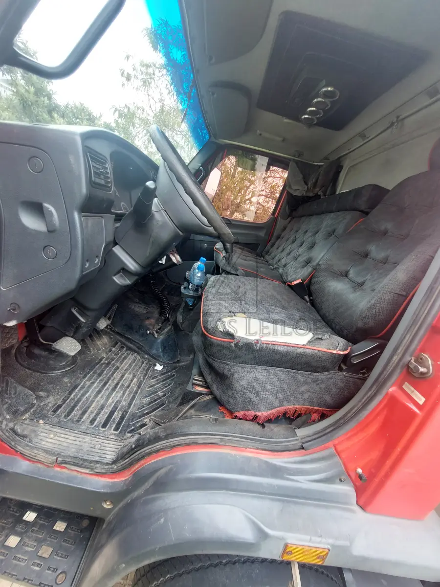 LOTE 006 - Um caminhão da marca M. BENZ/ACELLO 815, placas KPX3I07, na cor vermelha, ano/modelo  2013/2013, RENAVAM 997869941. Características Especiais: Carroceria: 6.6m, Suspensão Modificada  170mm, Alteração de Iluminação ou Sinalização.